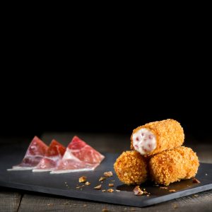 croquetas jamón ibérico y pan crujiente